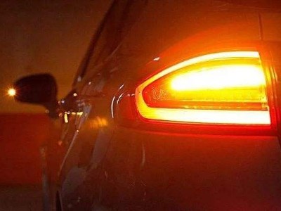 汽車轉(zhuǎn)向燈瞬間膠方案，聚力牌瞬間膠具有高性能高強度不發(fā)白