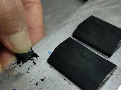 金屬與橡膠用什么膠水？聚力快干膠解決轉(zhuǎn)運(yùn)設(shè)備粘接難題